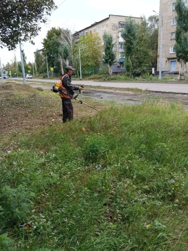 Коммунальщики Снежного продолжают благоустраивать территории общего пользования Коммунальщики Снежного продолжают благоустраивать территории общего пользования