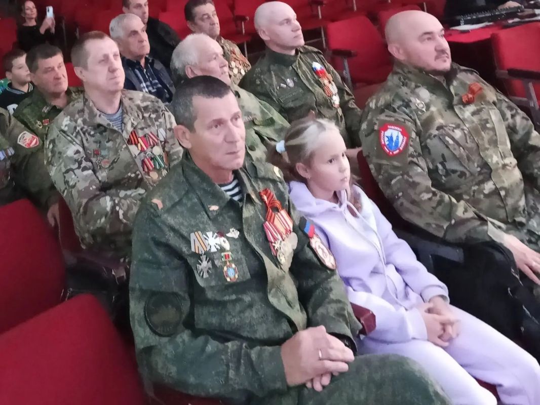 Дмитрий Огилец: 30 сентября, в День воссоединения ДНР, ЛНР, Запорожской и Херсонской областей с Россией, в Центре детского и юношеского творчества города Харцызска состоялось важное событие Дмитрий Огилец: 30 сентября, в День воссоединения ДНР, ЛНР, Запорожской и Херсонской областей с Россией, в Центре детского и юношеского творчества города Харцызска состоялось важное событие