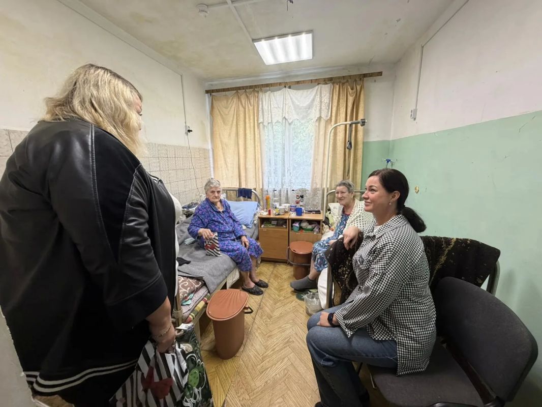Активисты общественного совета Ясиноватского округа в День пожилых людей навестили подопечных территориального центра
