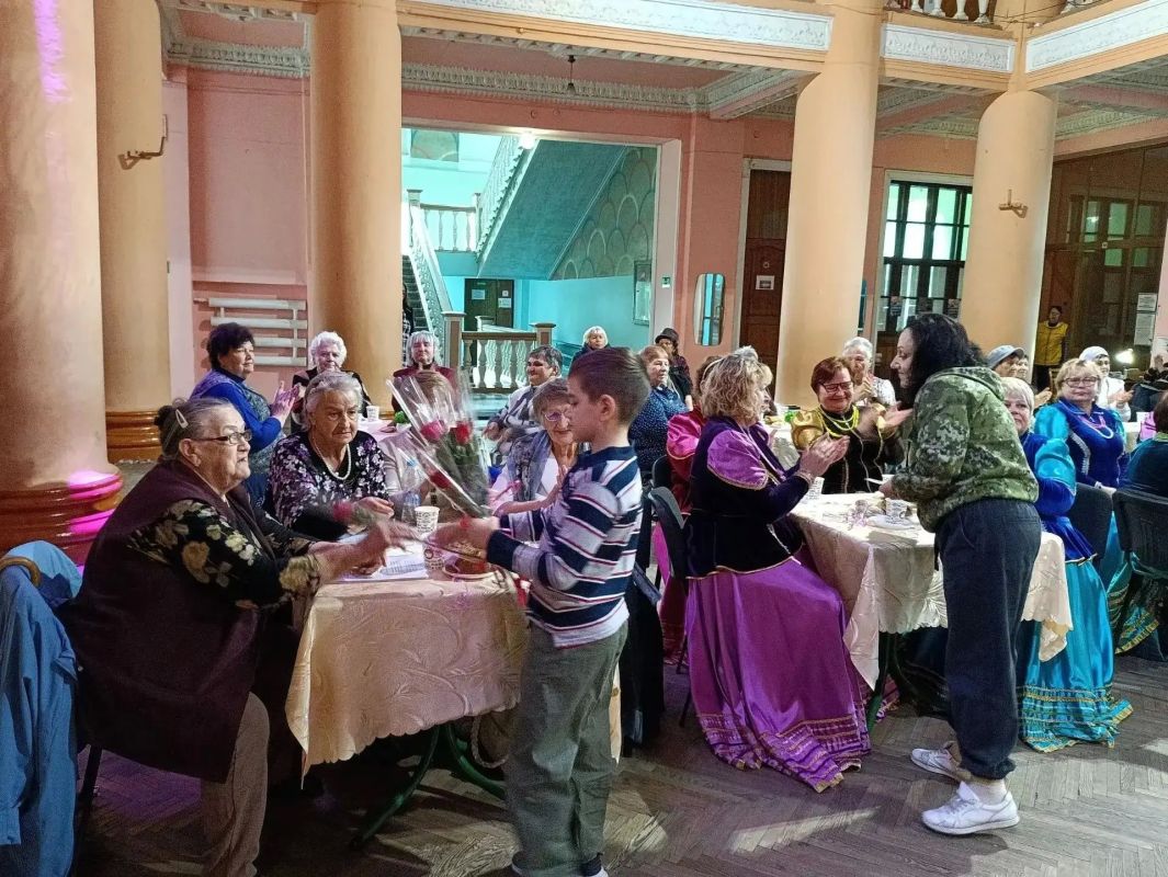 «ВОЗРАСТ МУДРОСТИ». В МБУ «ДК ИМ. В. МАЯКОВСКОГО Г. О. ТОРЕЗ» состоялась музыкально-познавательная интерактивная программа, приуроченная ко Дню пожилого человека «ВОЗРАСТ МУДРОСТИ». В МБУ «ДК ИМ. В. МАЯКОВСКОГО Г. О. ТОРЕЗ» состоялась музыкально-познавательная интерактивная программа, приуроченная ко Дню пожилого человека