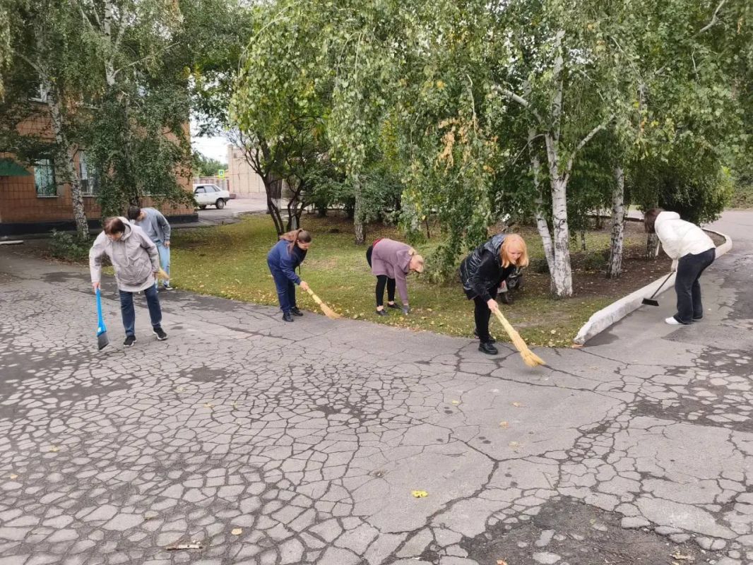 В г. Моспино продолжается еженедельная экологическая акция «Чистый четверг» в рамках проекта «Городская среда» В г. Моспино продолжается еженедельная экологическая акция «Чистый четверг» в рамках проекта «Городская среда»