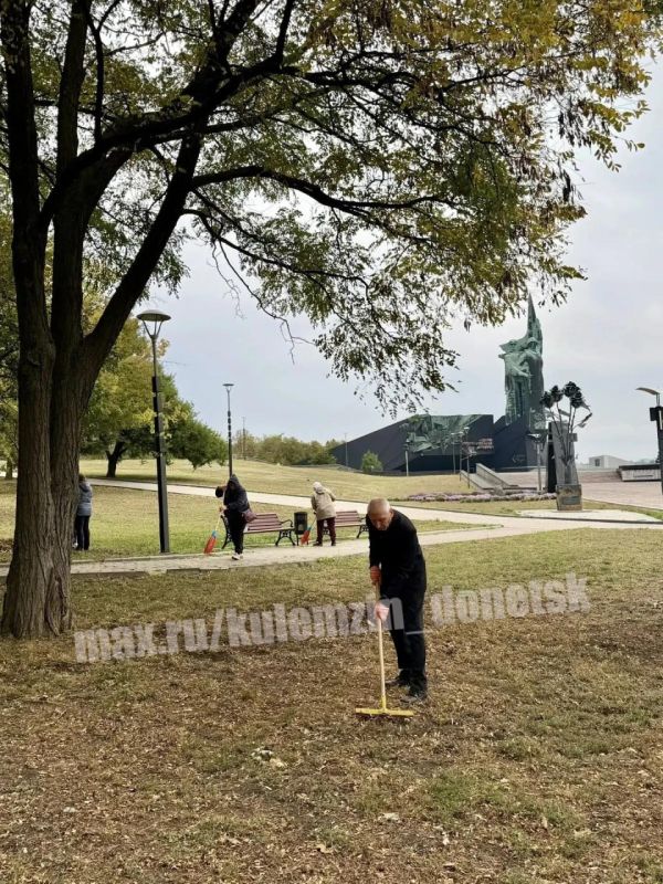 Алексей Кулемзин: Сегодня сотрудники Департамента культуры и работники городских учреждений культуры совместно с заместителем главы администрации г. о. Донецк Натальей Куц присоединились к традиционной экологической акции... Алексей Кулемзин: Сегодня сотрудники Департамента культуры и работники городских учреждений культуры совместно с заместителем главы администрации г. о. Донецк Натальей Куц присоединились к традиционной экологической акции...