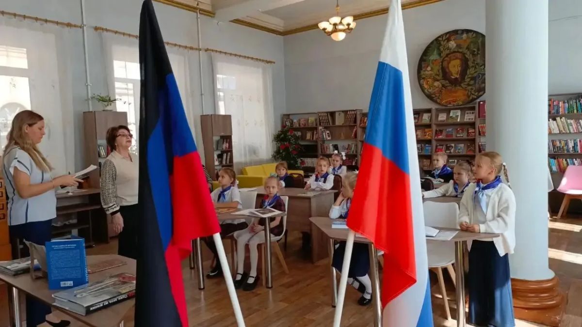 В Зугрэсской библиотеке-филиале №3 для учащихся 2-А класса ГБОУ «Лицей «Олимп» г.о. Харцызск», провели познавательный час «Нам с Россией по пути» В Зугрэсской библиотеке-филиале №3 для учащихся 2-А класса ГБОУ «Лицей «Олимп» г.о. Харцызск», провели познавательный час «Нам с Россией по пути»