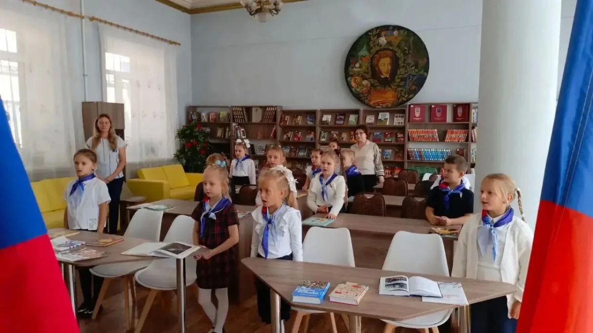 В Зугрэсской библиотеке-филиале №3 для учащихся 2-А класса ГБОУ «Лицей «Олимп» г.о. Харцызск», провели познавательный час «Нам с Россией по пути» В Зугрэсской библиотеке-филиале №3 для учащихся 2-А класса ГБОУ «Лицей «Олимп» г.о. Харцызск», провели познавательный час «Нам с Россией по пути»