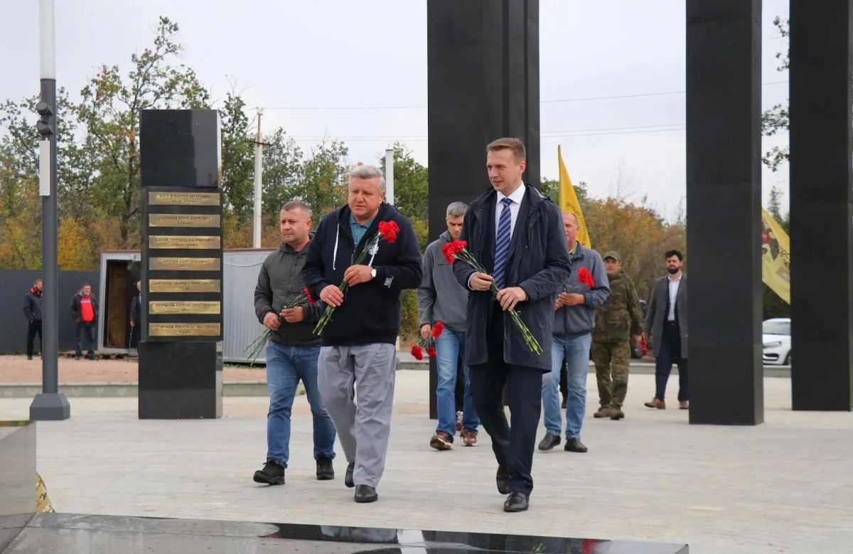Председатель реготделения РВИО в ДНР Владимир Ежиков вместе с заместителем Председателя Российского военно-исторического общества Николаем Овсиенко пообщались с бойцами трех штурмовых подразделений, выполняющих боевые задачи... Председатель реготделения РВИО в ДНР Владимир Ежиков вместе с заместителем Председателя Российского военно-исторического общества Николаем Овсиенко пообщались с бойцами трех штурмовых подразделений, выполняющих боевые задачи...
