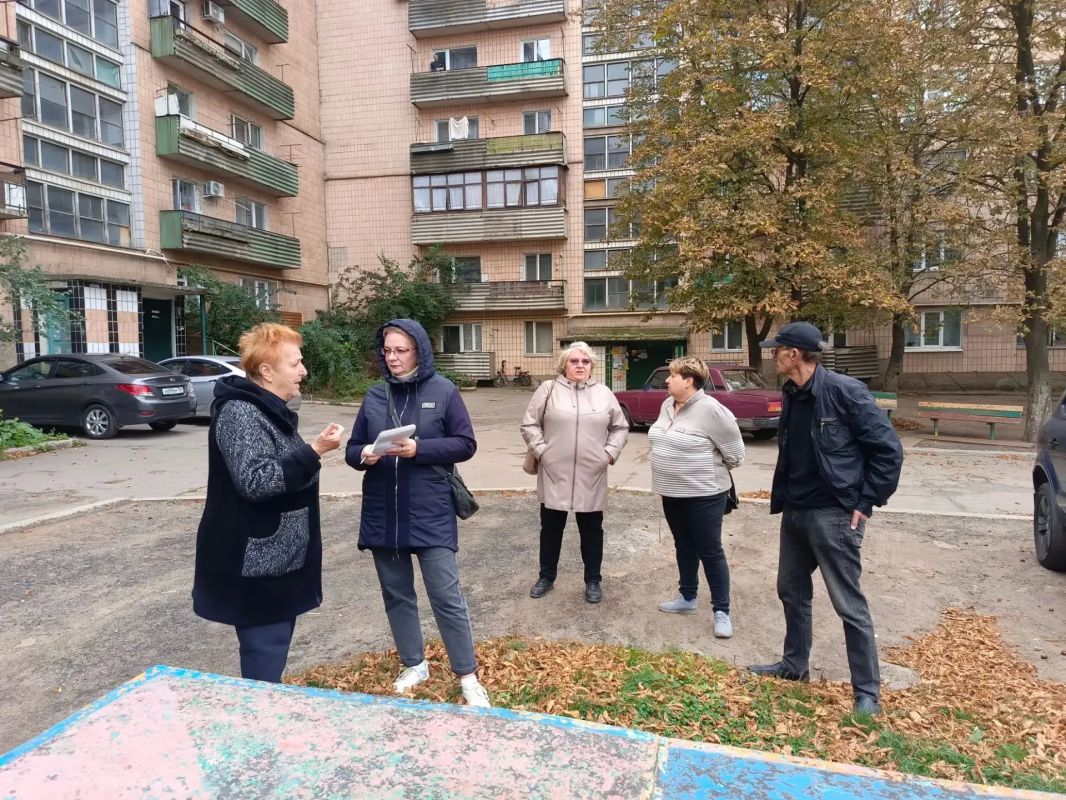 Начальник Зугрэсского территориального отдела Наталья Марушка провела встречу в городе Зугрэс, по улице Корниенко, д.8