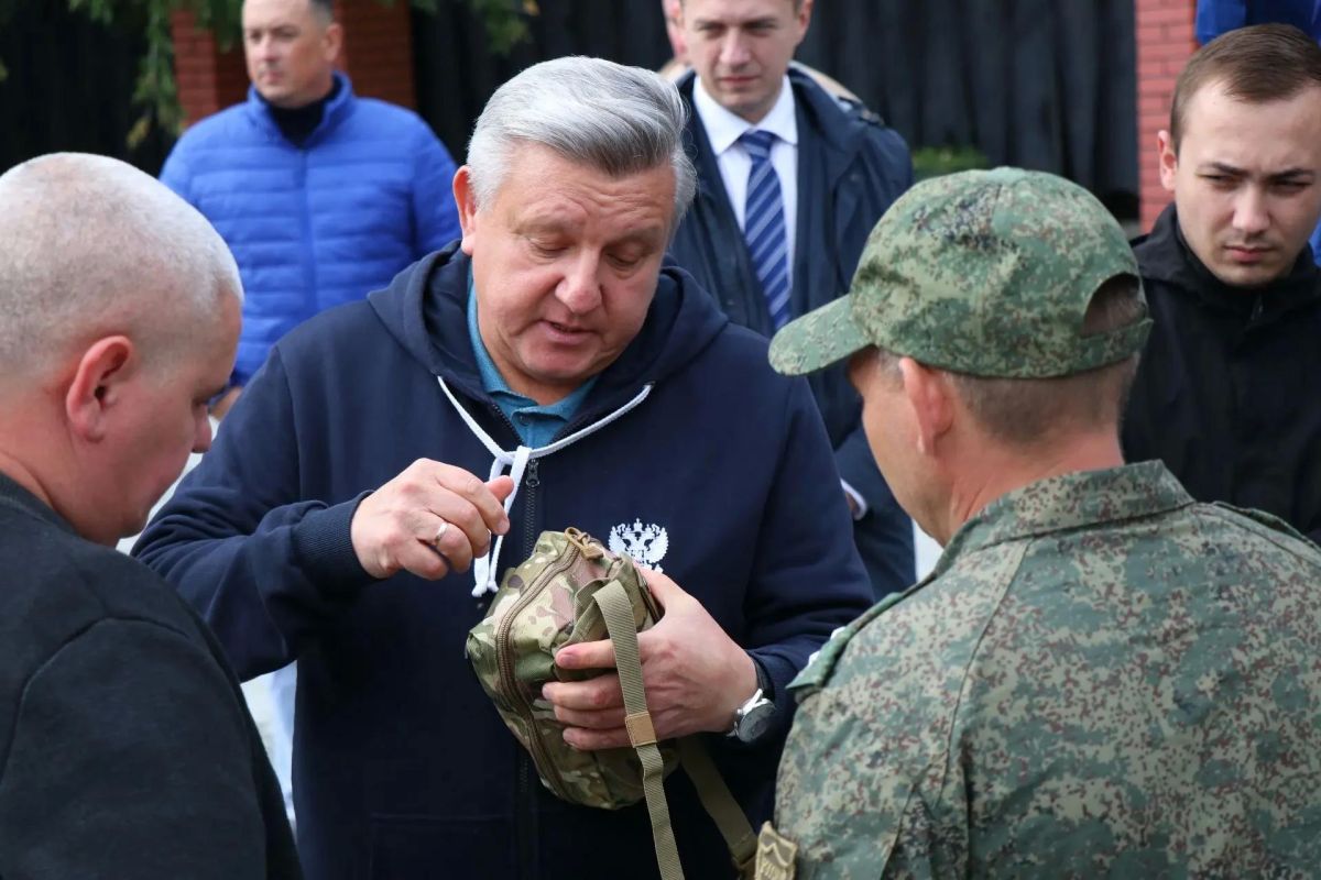 Председатель реготделения РВИО в ДНР Владимир Ежиков вместе с заместителем Председателя Российского военно-исторического общества Николаем Овсиенко пообщались с бойцами трех штурмовых подразделений, выполняющих боевые задачи... Председатель реготделения РВИО в ДНР Владимир Ежиков вместе с заместителем Председателя Российского военно-исторического общества Николаем Овсиенко пообщались с бойцами трех штурмовых подразделений, выполняющих боевые задачи...