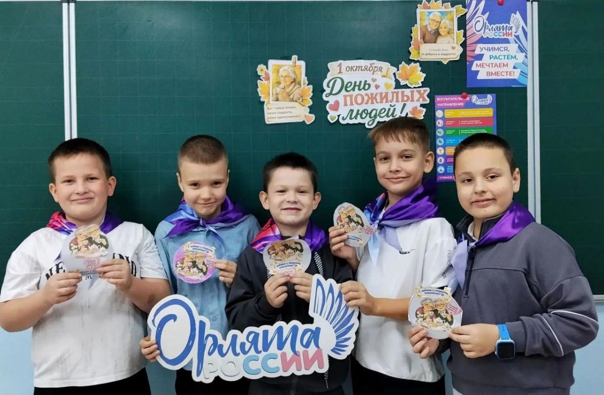 Юные кировчане тепло поздравили бабушек и дедушек с Днем пожилого человека Юные кировчане тепло поздравили бабушек и дедушек с Днем пожилого человека