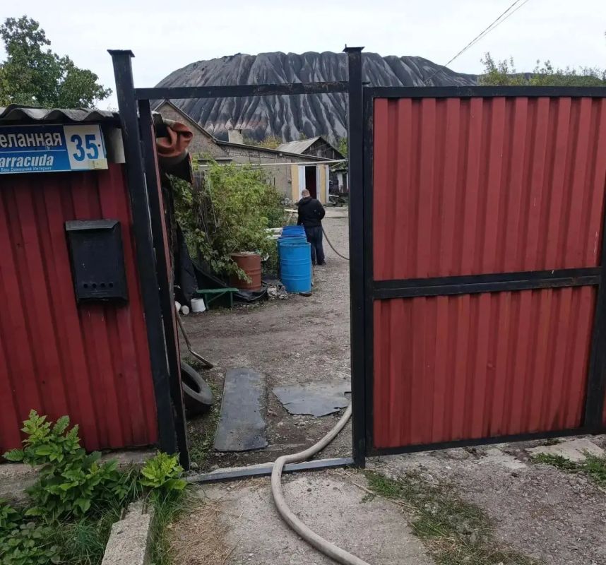 В Кировском внутригородском районе при поддержке региона-шефа Московская область продолжается подвоз воды для жителей домов, в которые в установленный графиком день не поступила вода В Кировском внутригородском районе при поддержке региона-шефа Московская область продолжается подвоз воды для жителей домов, в которые в установленный графиком день не поступила вода