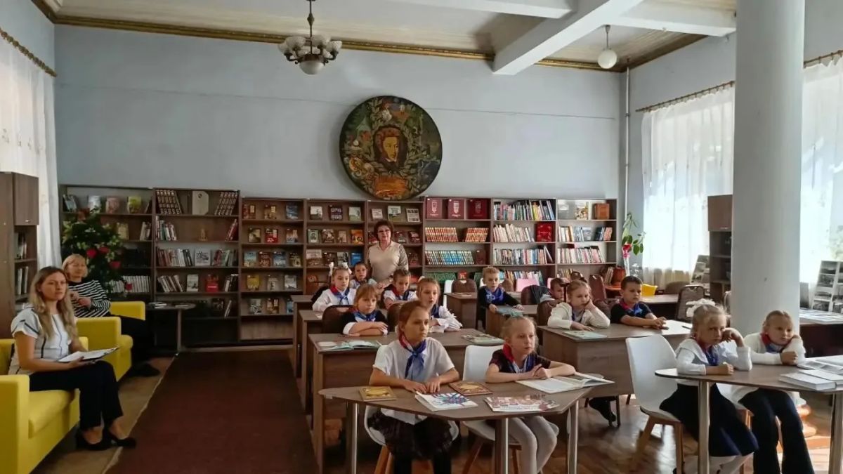 В Зугрэсской библиотеке-филиале №3 для учащихся 2-А класса ГБОУ «Лицей «Олимп» г.о. Харцызск», провели познавательный час «Нам с Россией по пути» В Зугрэсской библиотеке-филиале №3 для учащихся 2-А класса ГБОУ «Лицей «Олимп» г.о. Харцызск», провели познавательный час «Нам с Россией по пути»