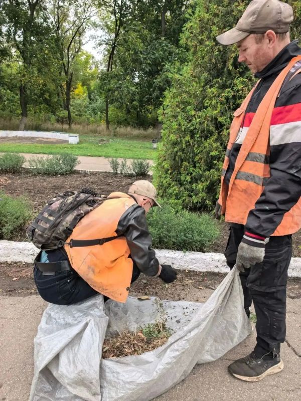 Коммунальщики Снежного продолжают благоустраивать территории общего пользования Коммунальщики Снежного продолжают благоустраивать территории общего пользования