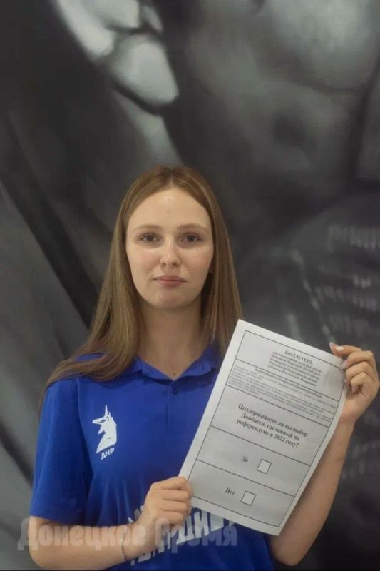 Два этажа, две эпохи: как в Донецке отметили День воссоединения Два этажа, две эпохи: как в Донецке отметили День воссоединения