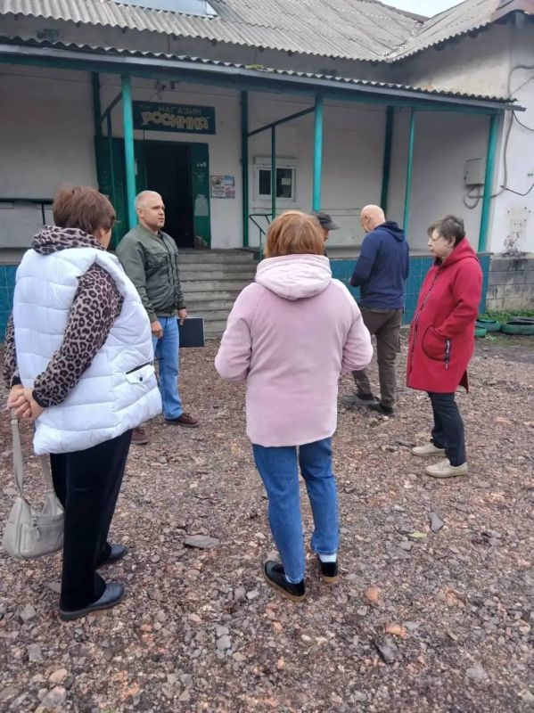 В рамках партпроекта Единой России "Управдом" по улице Дунайская поселка Залесное прошла встреча жителей с заведующим Горняцко - Залесненским территориальным сектором администрации городского округа Снежное