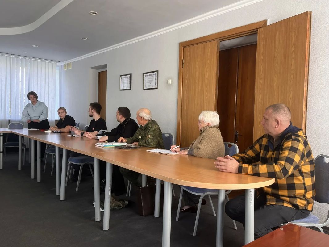 В Харцызске состоялось совещание с представителями местной общественной организацией "Союз боевое братство - Боевое братство Донецкой Народной Республики", настоятелем свято Успенского храма города Харцызска Донецкой Епархии... В Харцызске состоялось совещание с представителями местной общественной организацией "Союз боевое братство - Боевое братство Донецкой Народной Республики", настоятелем свято Успенского храма города Харцызска Донецкой Епархии...