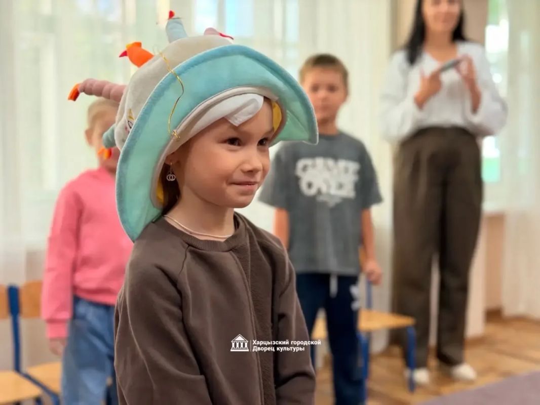 Сегодня в ГБДОУ "Детский сад №7 г. о. Харцызск" ДНР прошла яркая и веселая детская игровая программа, посвященная Всемирному дню улыбки — «Дружба начинается с улыбки» Сегодня в ГБДОУ "Детский сад №7 г. о. Харцызск" ДНР прошла яркая и веселая детская игровая программа, посвященная Всемирному дню улыбки — «Дружба начинается с улыбки»