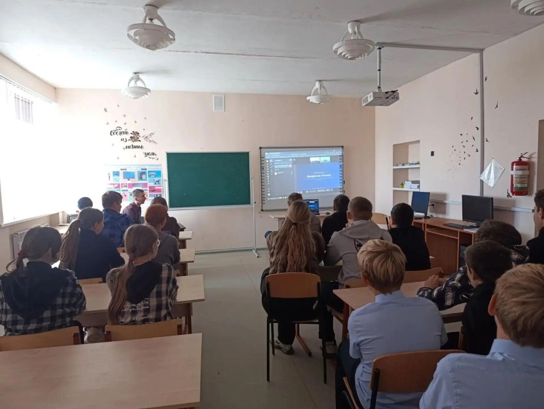 Профурок в рамках «Марафона осенних профессий» вдохновил школьниц на выбор профессии учителя Профурок в рамках «Марафона осенних профессий» вдохновил школьниц на выбор профессии учителя