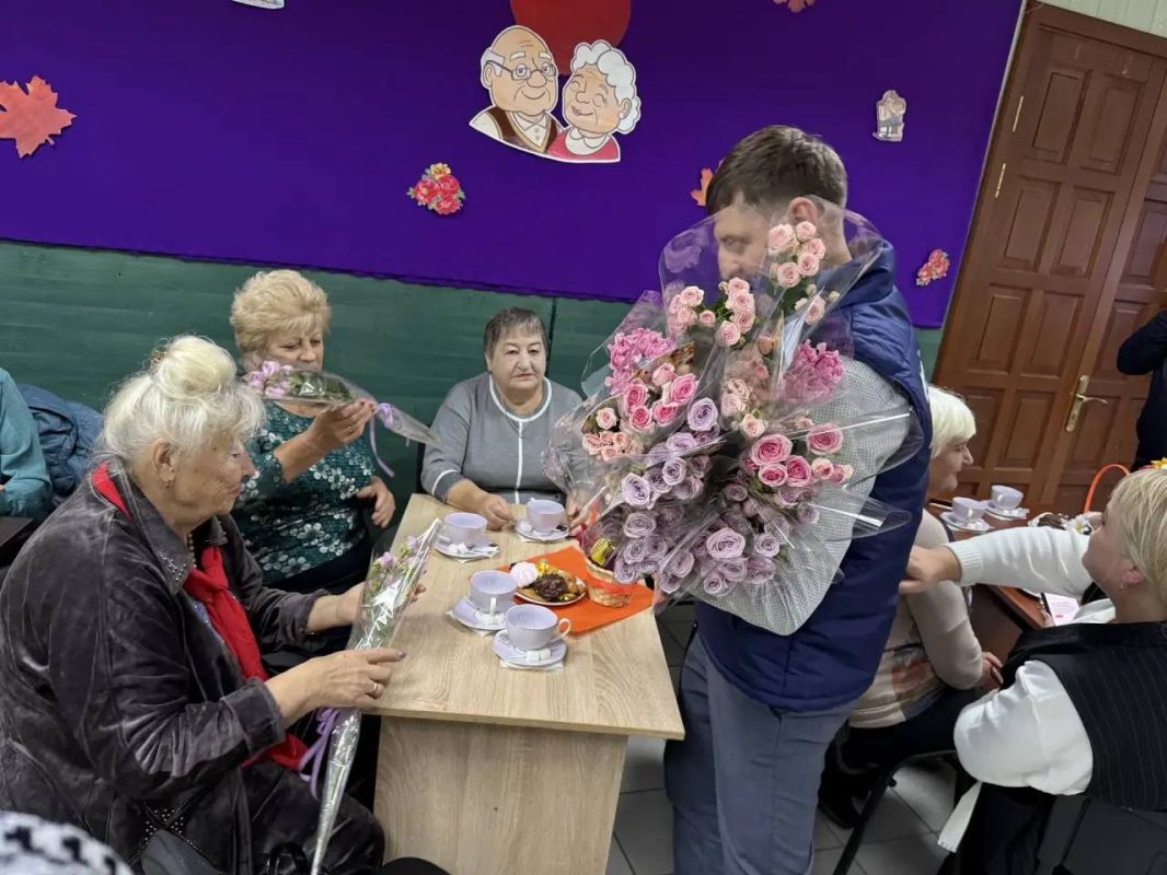 «А в сердце молодость поёт»: в Мангушском округе отметили День пожилого человека «А в сердце молодость поёт»: в Мангушском округе отметили День пожилого человека
