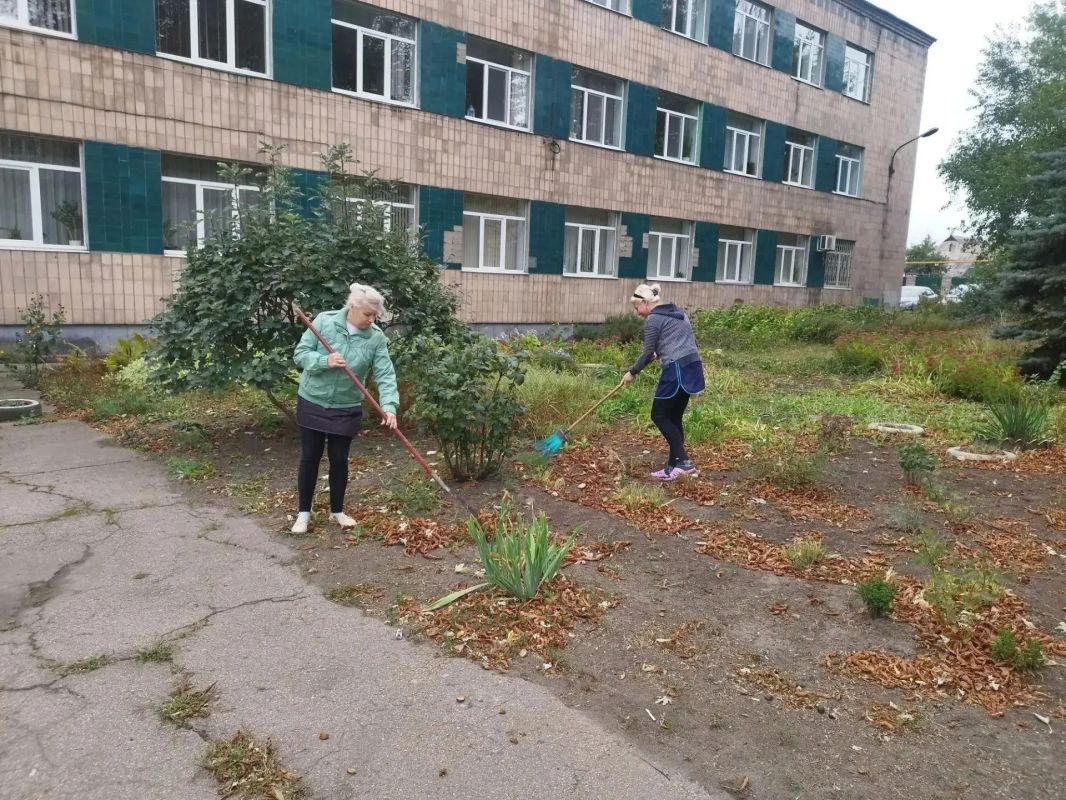 1 октября, сотрудники ГБДОУ «Детский сад № 152 компенсирующего вида городского округа Макеевка» и МБУ «Детская школа искусств № 1 города Макеевки» в рамках акции «Чистый четверг» провели работы по благоустройству и уборке... 1 октября, сотрудники ГБДОУ «Детский сад № 152 компенсирующего вида городского округа Макеевка» и МБУ «Детская школа искусств № 1 города Макеевки» в рамках акции «Чистый четверг» провели работы по благоустройству и уборке...