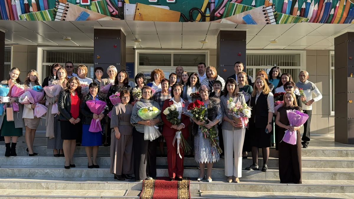 Наталья Великодная: Сегодня в Тельмановской гимназии стартовал День учителя! Наталья Великодная: Сегодня в Тельмановской гимназии стартовал День учителя!