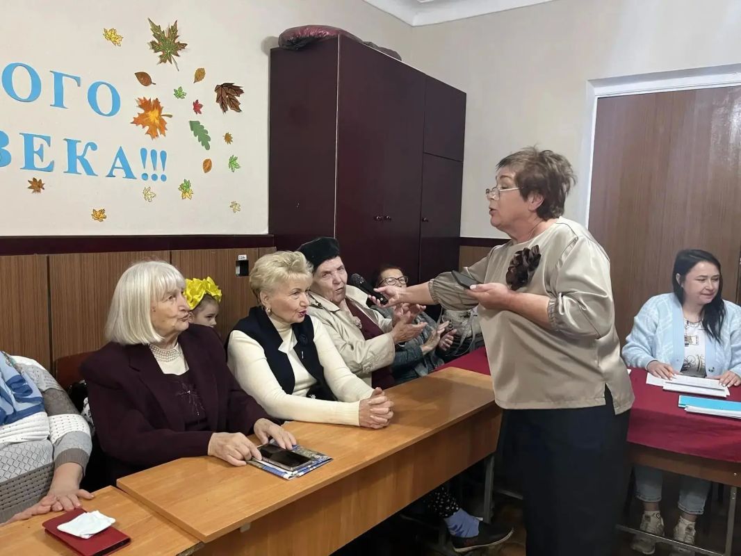 «Нам года — не беда, коль душа молода!»: как в Шахтерске отметили День пожилого человека «Нам года — не беда, коль душа молода!»: как в Шахтерске отметили День пожилого человека