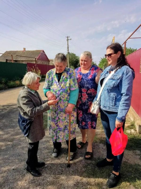 Адресные поздравления пожилым жителям села Ильичевское вручили представители местного библиотеки Адресные поздравления пожилым жителям села Ильичевское вручили представители местного библиотеки