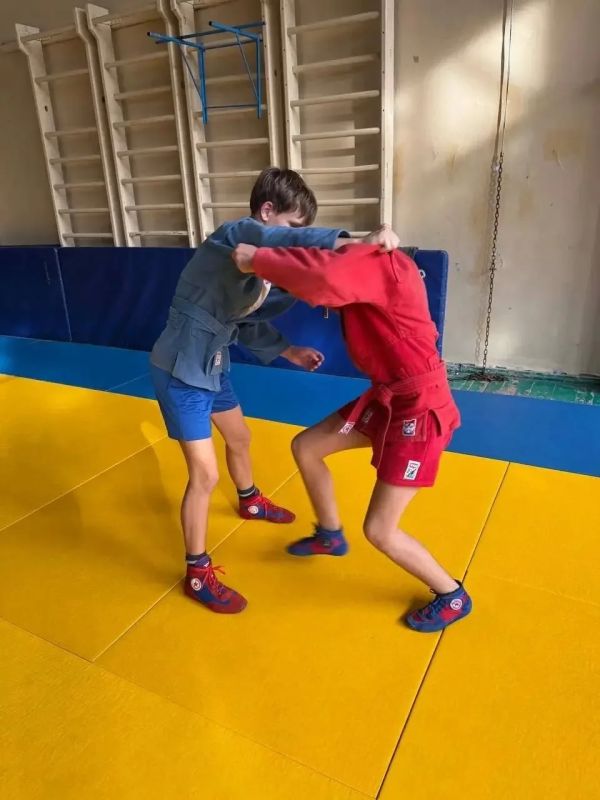 Спорт, дисциплина и характер: в Горловке прошла открытая тренировка по самбо Спорт, дисциплина и характер: в Горловке прошла открытая тренировка по самбо