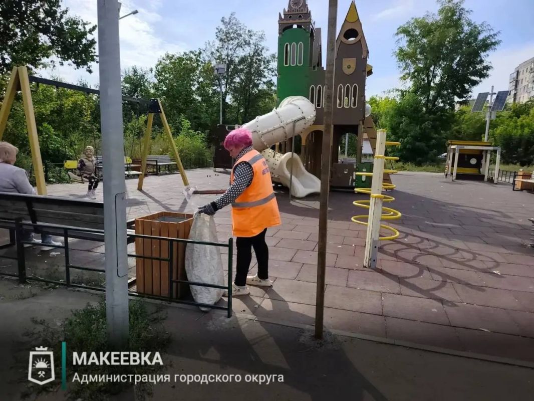 В Макеевке продолжаются работы по содержанию детских игровых площадок
