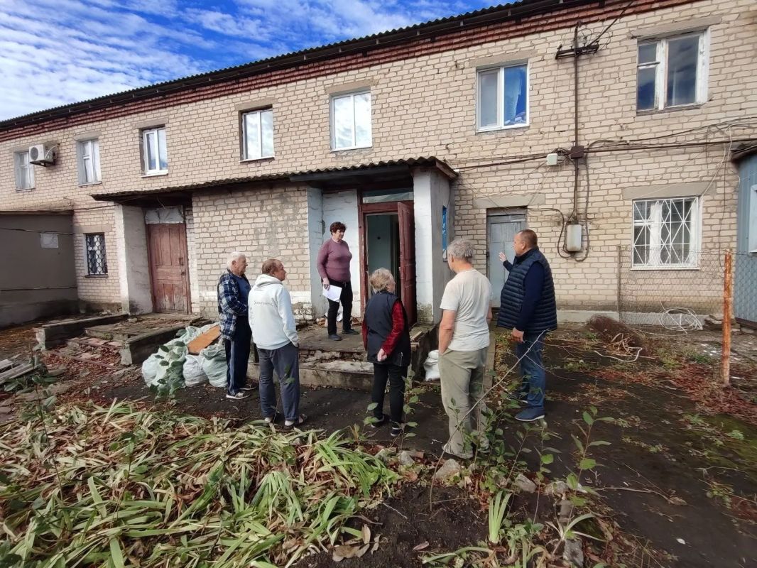 Начальник Тельмановского территориального отдела провёл встречу с жителями пгт Тельманово по проспекту Тельмана Начальник Тельмановского территориального отдела провёл встречу с жителями пгт Тельманово по проспекту Тельмана