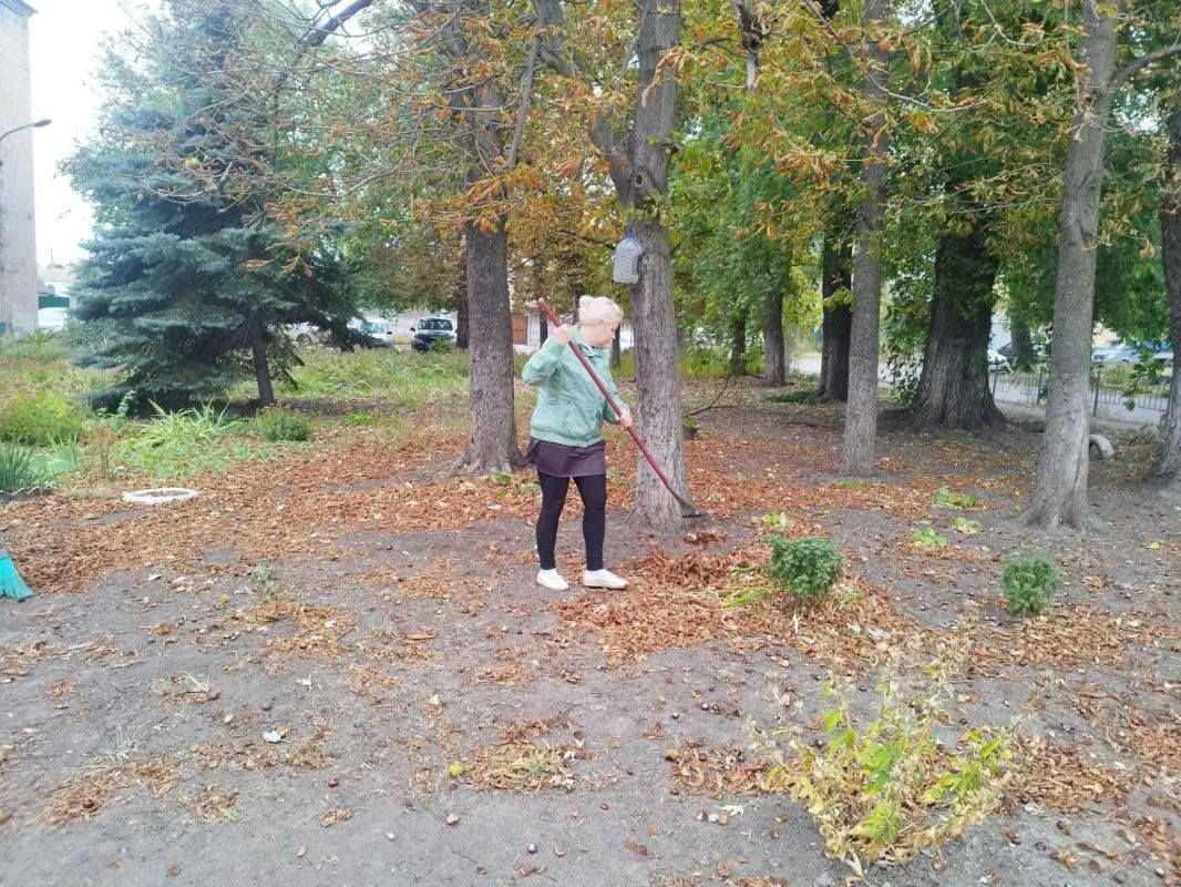1 октября, сотрудники ГБДОУ «Детский сад № 152 компенсирующего вида городского округа Макеевка» и МБУ «Детская школа искусств № 1 города Макеевки» в рамках акции «Чистый четверг» провели работы по благоустройству и уборке... 1 октября, сотрудники ГБДОУ «Детский сад № 152 компенсирующего вида городского округа Макеевка» и МБУ «Детская школа искусств № 1 города Макеевки» в рамках акции «Чистый четверг» провели работы по благоустройству и уборке...