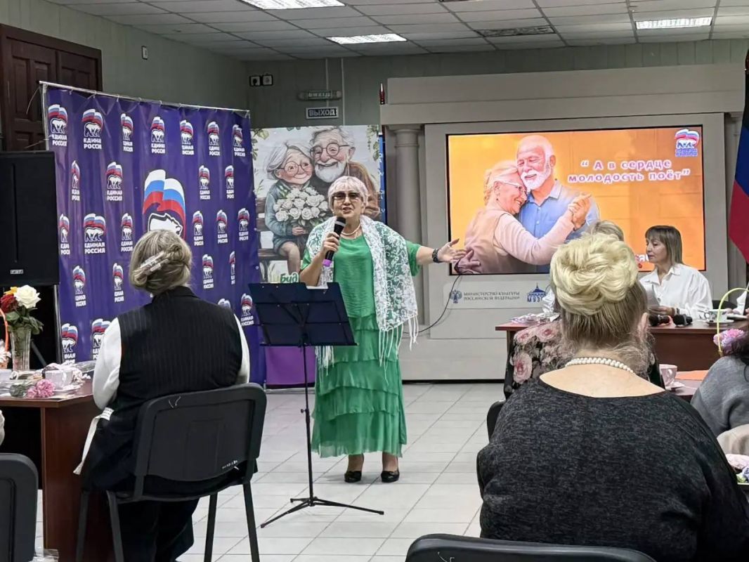 «А в сердце молодость поёт»: в Мангушском округе отметили День пожилого человека