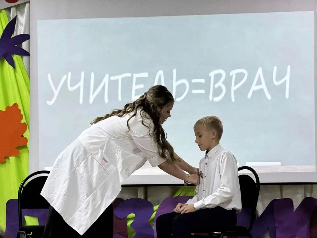 Игорь Мартынов: В гимназии им. Г.Т. Берегового прошёл театрализованный концерт «Проводники и вдохновители: наши учителя — наши маяки» Игорь Мартынов: В гимназии им. Г.Т. Берегового прошёл театрализованный концерт «Проводники и вдохновители: наши учителя — наши маяки»