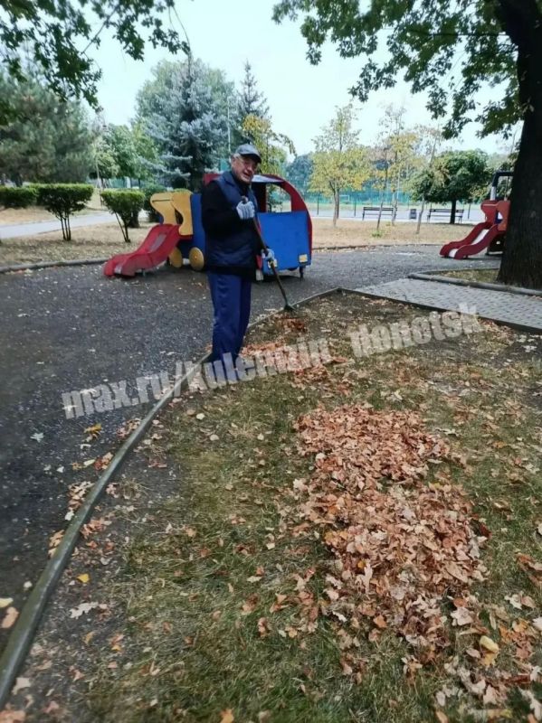 Сотрудники Дирекции парков продолжают работу по благоустройству территорий Сотрудники Дирекции парков продолжают работу по благоустройству территорий