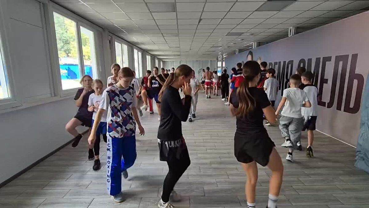 Спортсмены ГБУ ДО ДНР СШ ПО ВИДАМ ЕДИНОБОРСТВ не теряют времени даже в перерывах между боями! Легкая тренировка помогает им поддерживать физическую форму и настраиваться на следующие победы