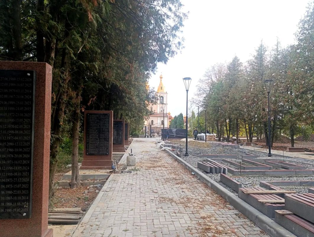 В Ждановке Шахтерского муниципального округа продолжается реализация проекта по созданию Аллеи памяти Героев