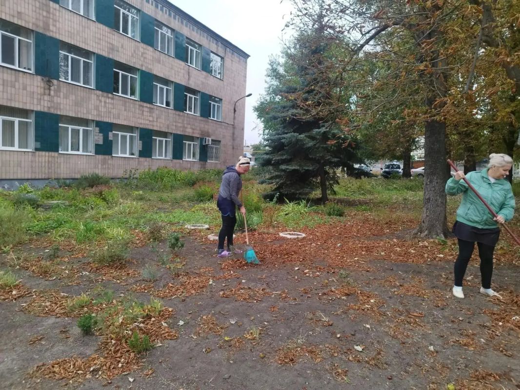 1 октября, сотрудники ГБДОУ «Детский сад № 152 компенсирующего вида городского округа Макеевка» и МБУ «Детская школа искусств № 1 города Макеевки» в рамках акции «Чистый четверг» провели работы по благоустройству и уборке... 1 октября, сотрудники ГБДОУ «Детский сад № 152 компенсирующего вида городского округа Макеевка» и МБУ «Детская школа искусств № 1 города Макеевки» в рамках акции «Чистый четверг» провели работы по благоустройству и уборке...