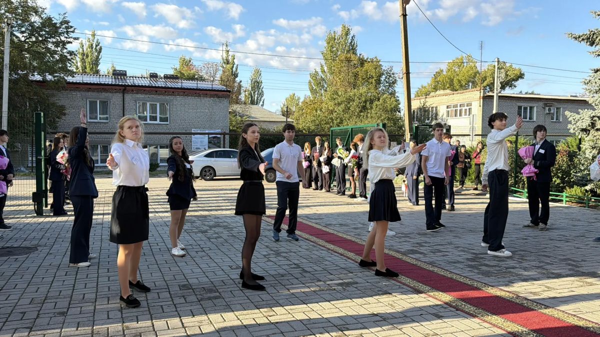 Наталья Великодная: Сегодня в Тельмановской гимназии стартовал День учителя! Наталья Великодная: Сегодня в Тельмановской гимназии стартовал День учителя!