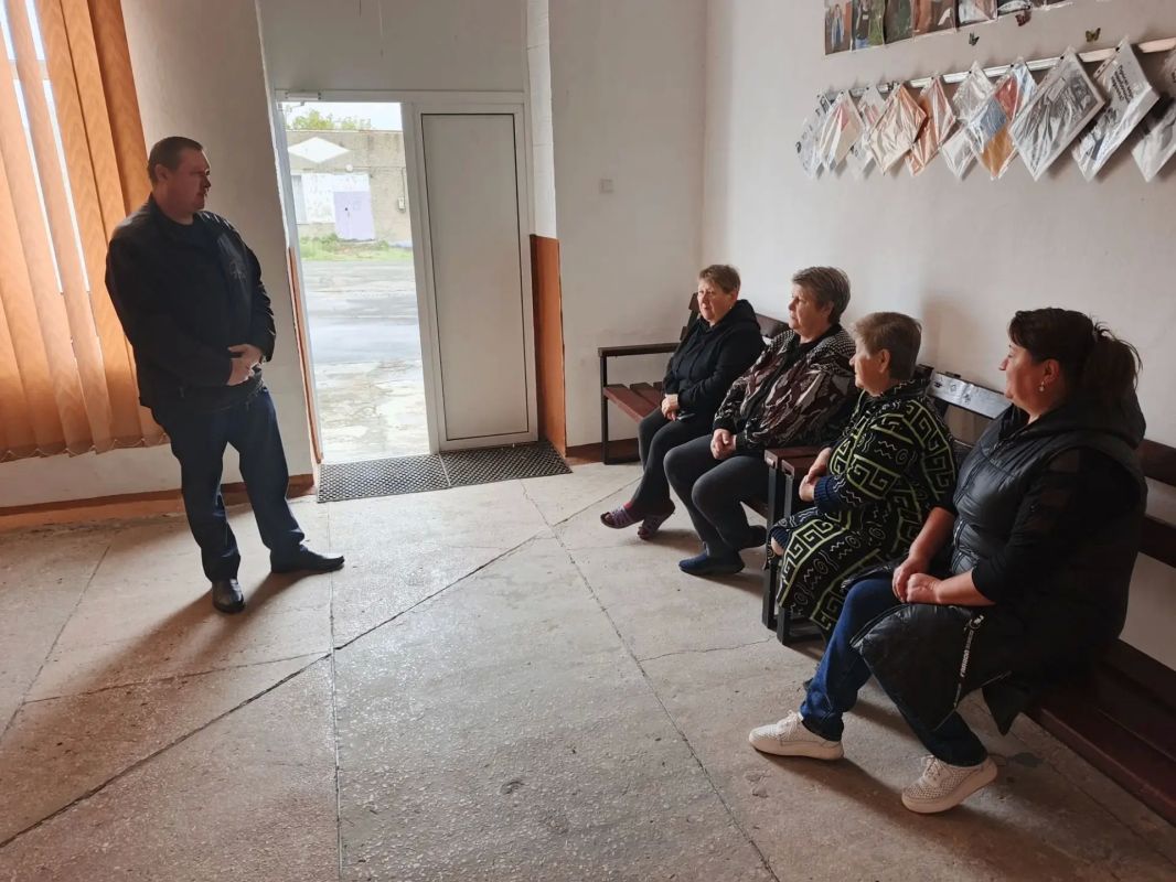 Сегодня заместитель главы Администрации Володарского муниципального округа Кочубей В.В. провел встречу с жителями с.Октябрськое