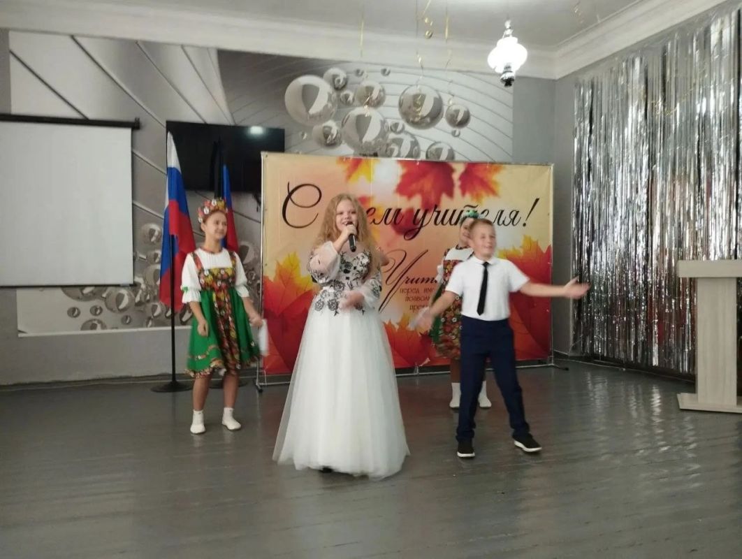 В преддверии Дня учителя в школах города Моспино прошли торжественные праздничные концерты, посвященные этому важному профессиональному празднику В преддверии Дня учителя в школах города Моспино прошли торжественные праздничные концерты, посвященные этому важному профессиональному празднику