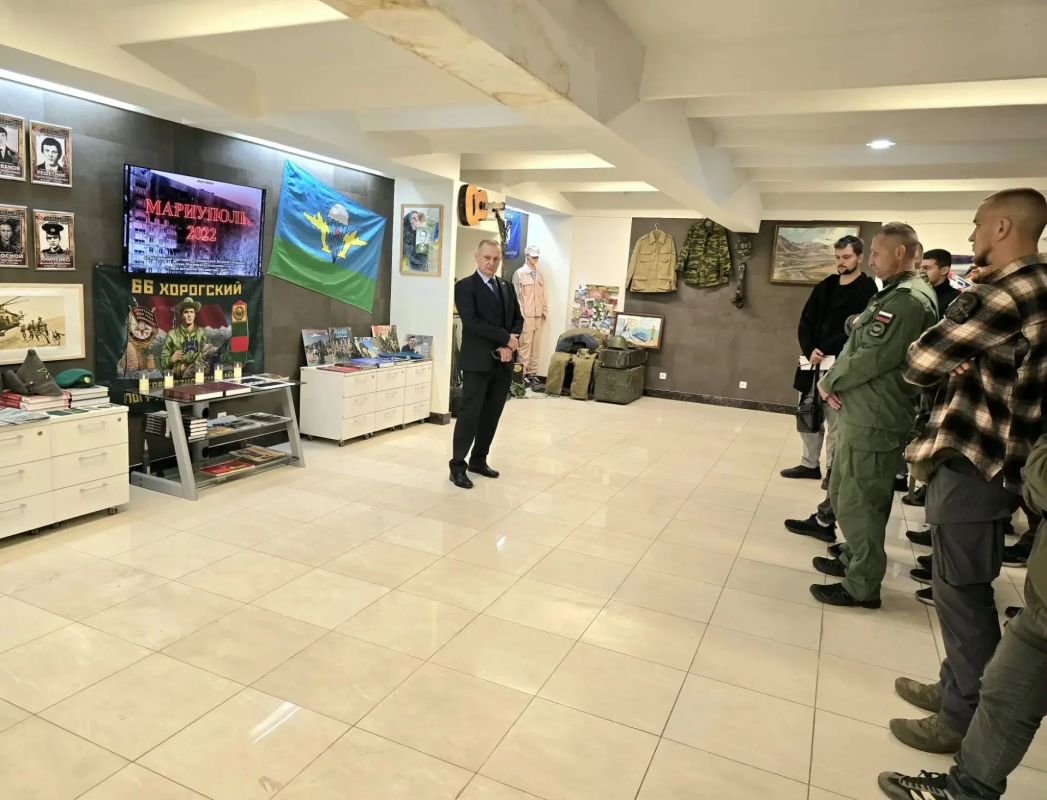 Дмитрий Огилец: Традиционно провел для наших молодых соратников экскурсию по нашему Дому Ветерана