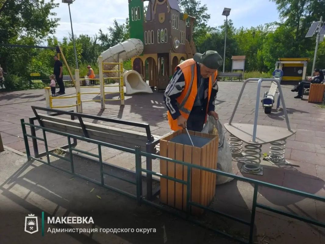 В Макеевке продолжаются работы по содержанию детских игровых площадок В Макеевке продолжаются работы по содержанию детских игровых площадок