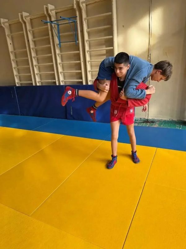 Спорт, дисциплина и характер: в Горловке прошла открытая тренировка по самбо Спорт, дисциплина и характер: в Горловке прошла открытая тренировка по самбо