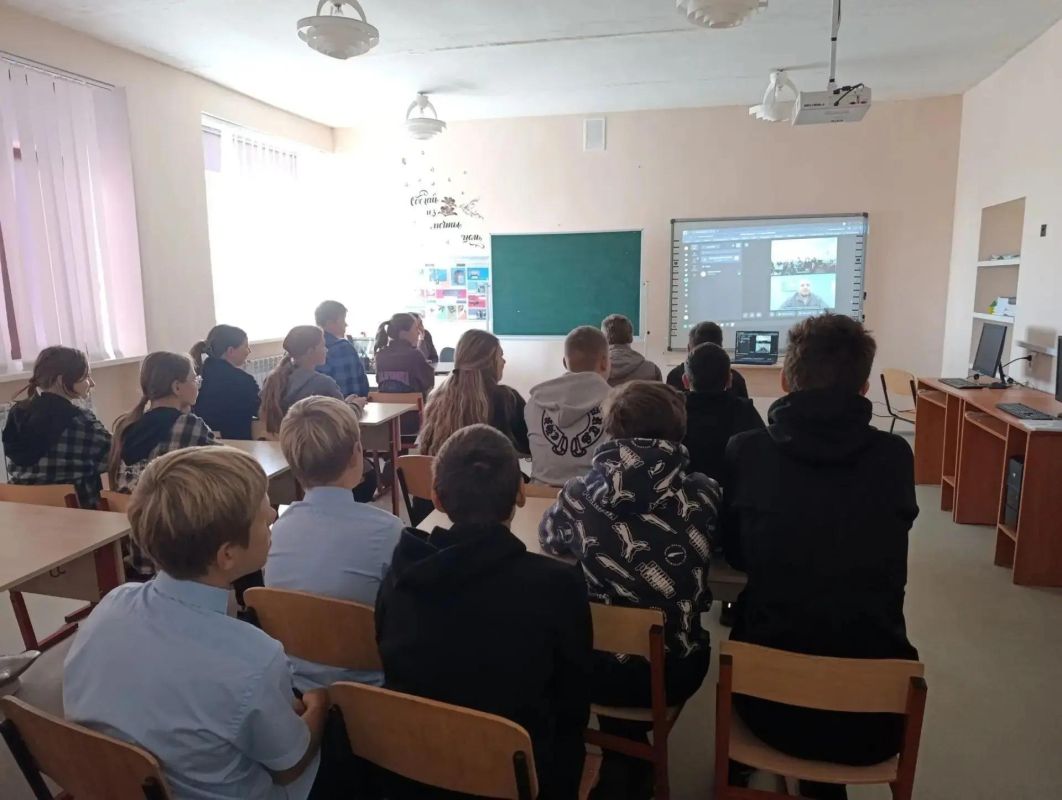Профурок в рамках «Марафона осенних профессий» вдохновил школьниц на выбор профессии учителя Профурок в рамках «Марафона осенних профессий» вдохновил школьниц на выбор профессии учителя