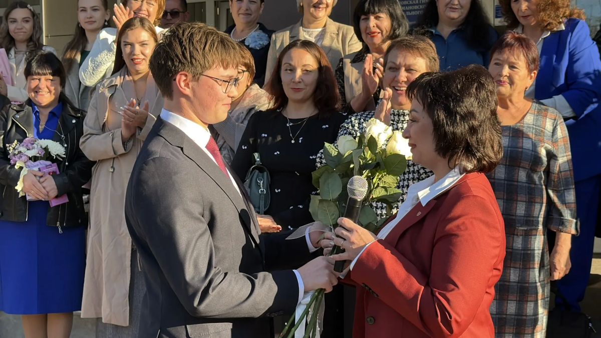 Наталья Великодная: Сегодня в Тельмановской гимназии стартовал День учителя! Наталья Великодная: Сегодня в Тельмановской гимназии стартовал День учителя!