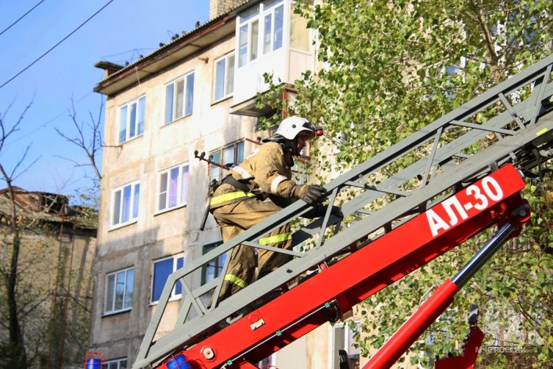 #МЧСДНР_СВОД за сутки. Ликвидировано 13 пожаров, из них ландшафтных — 4. Сапёры МЧС 8 раз привлекались для обследования территории ДНР