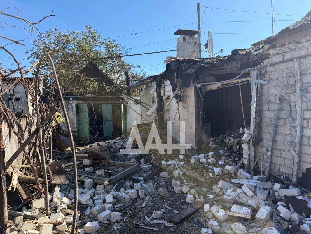 Последствия обстрелов в Донецке, где под огонь попали сотрудники МЧС Последствия обстрелов в Донецке, где под огонь попали сотрудники МЧС