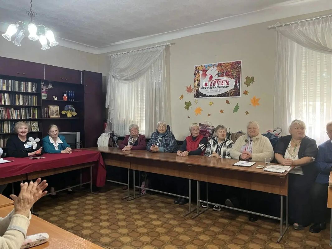 «Нам года — не беда, коль душа молода!»: как в Шахтерске отметили День пожилого человека