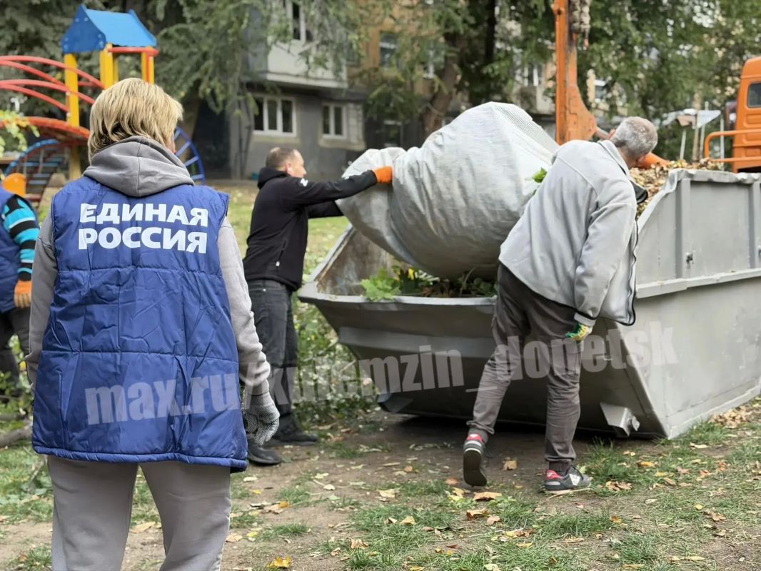 Алексей Кулемзин: Сегодня в рамках партийного проекта «Городская среда» на детской площадке по улице Набережная прошёл субботник Алексей Кулемзин: Сегодня в рамках партийного проекта «Городская среда» на детской площадке по улице Набережная прошёл субботник