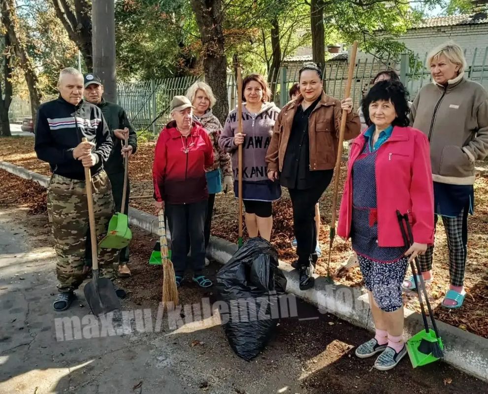 Сотрудники управления по физической культуре и спорту, а также спортивных учреждений приняли участие в субботнике