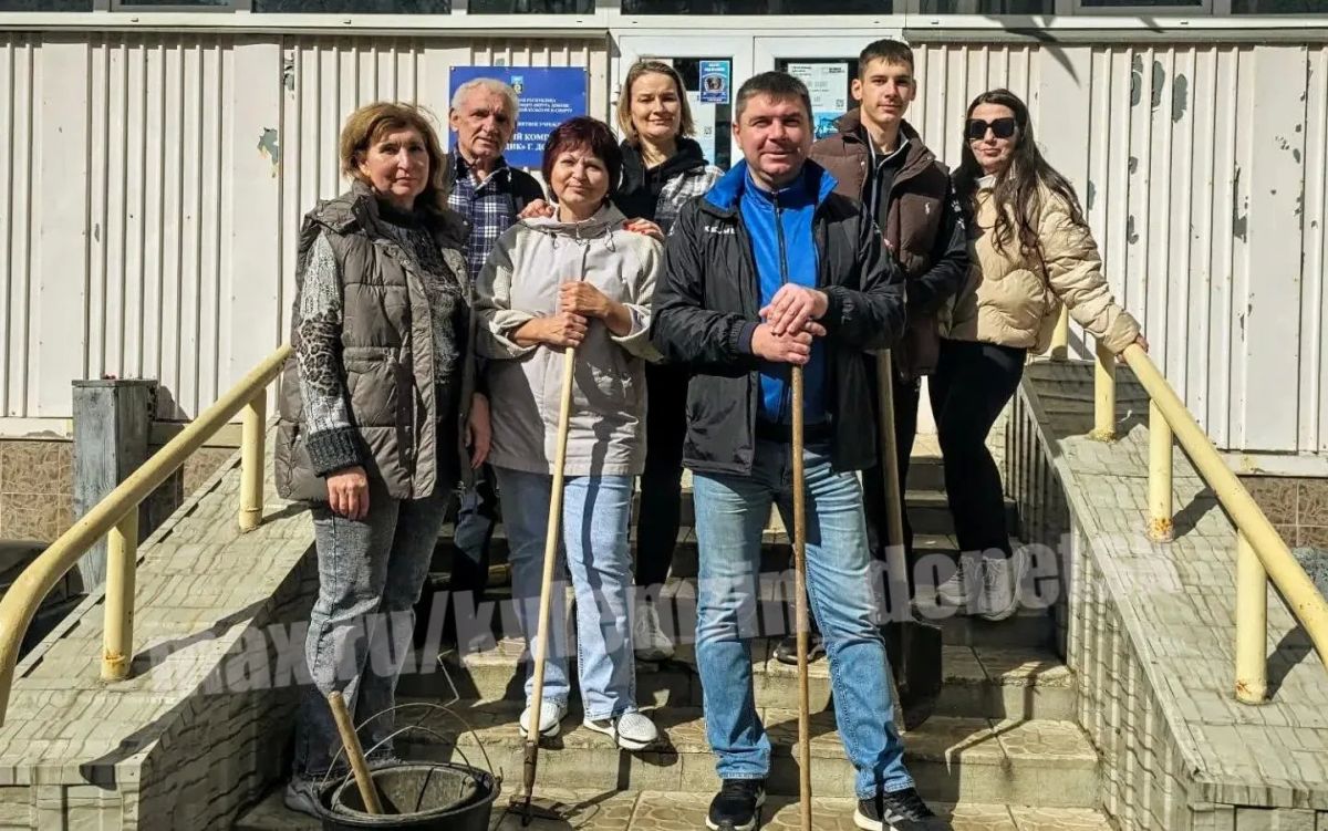 Сотрудники управления по физической культуре и спорту, а также спортивных учреждений приняли участие в субботнике Сотрудники управления по физической культуре и спорту, а также спортивных учреждений приняли участие в субботнике