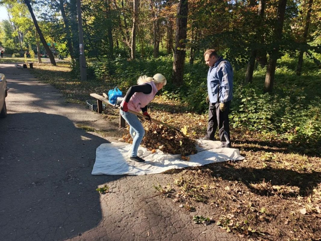 Сегодня, 3 октября 2026 года, в рамках проектов "Донбасс Наш Дом" и "Городская Среда", реализуемых Единой Россией, в Кировском районе города Донецк был проведен субботник Сегодня, 3 октября 2026 года, в рамках проектов "Донбасс Наш Дом" и "Городская Среда", реализуемых Единой Россией, в Кировском районе города Донецк был проведен субботник